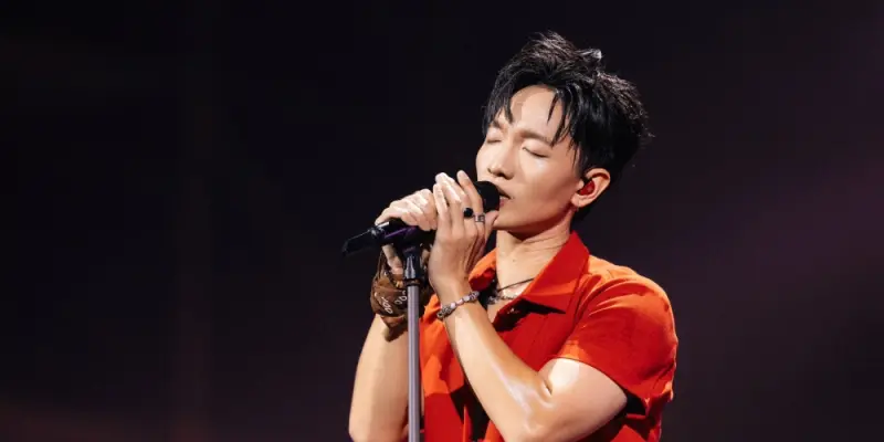 Ảnh Hoàng Dũng điển trai khiến cộng đồng mạng xôn xao