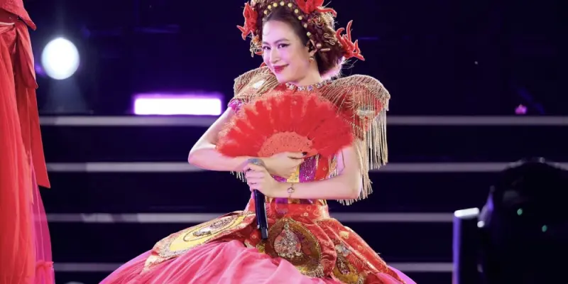 Bộ ảnh Hoàng Thùy Linh tỏa sáng với phong cách độc đáo