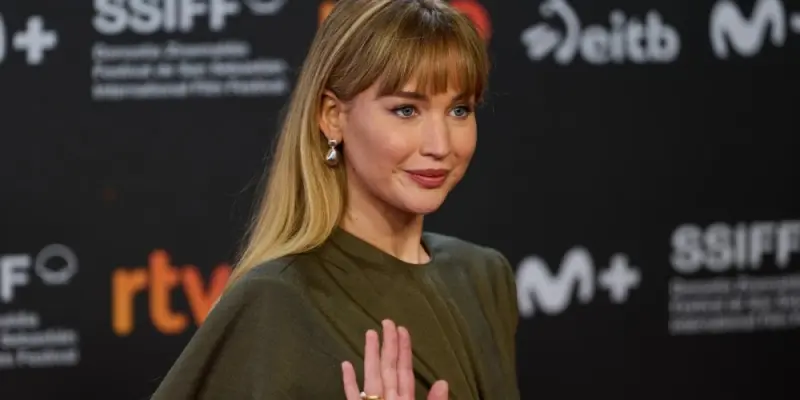 Ảnh Jennifer Lawrence khoe phong cách thời trang sang trọng