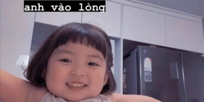 Meme ôm dễ thương lan tỏa cảm xúc yêu thương