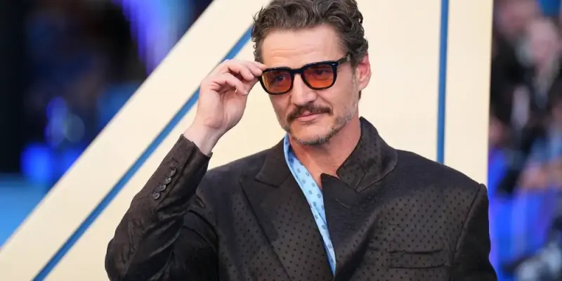 Ảnh Pedro Pascal quyến rũ với nụ cười tỏa sáng màn ảnh
