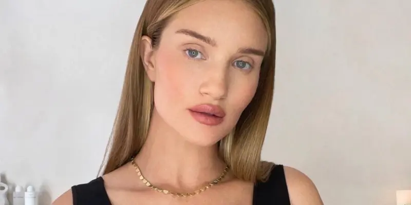 Ảnh Rosie Huntington-Whiteley khiến mạng xã hội bùng nổ
