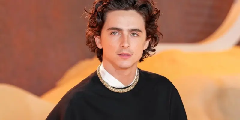 Hình ảnh Timothée Chalamet phong cách gây sốt truyền thông