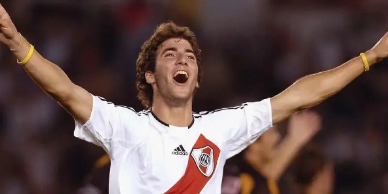 Bóc trần sự nghiệp giông bão và bí mật động trời của Gonzalo Higuaín