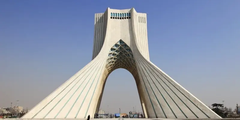 Khám phá vẻ đẹp bí ẩn của tháp Milad qua bộ ảnh mới nhất