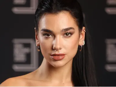 Ảnh Dua Lipa quyến rũ khiến truyền thông quốc tế chao đảo