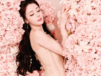 Ảnh Địch Lệ Nhiệt Ba gây bão với thần thái ngôi sao hàng đầu
