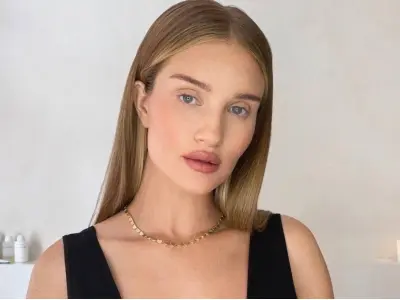 Ảnh Rosie Huntington-Whiteley khiến mạng xã hội bùng nổ